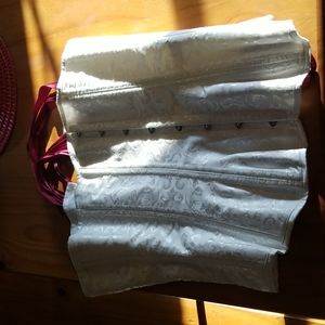 A really nicely made, heavy duty,solid corset. It's not a flimsy cheaply made 1!